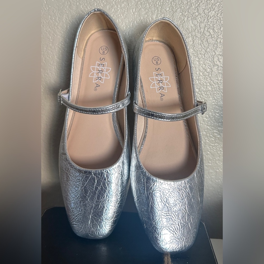 Serra Classic shimmering silver Mary Jane flats NWOT size 8 - Picture 6 of 8